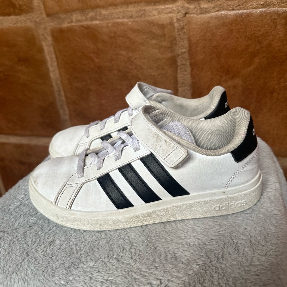 Kids Adidas grand court 2.0 sneaker with Velcro white black stripe size 13.5